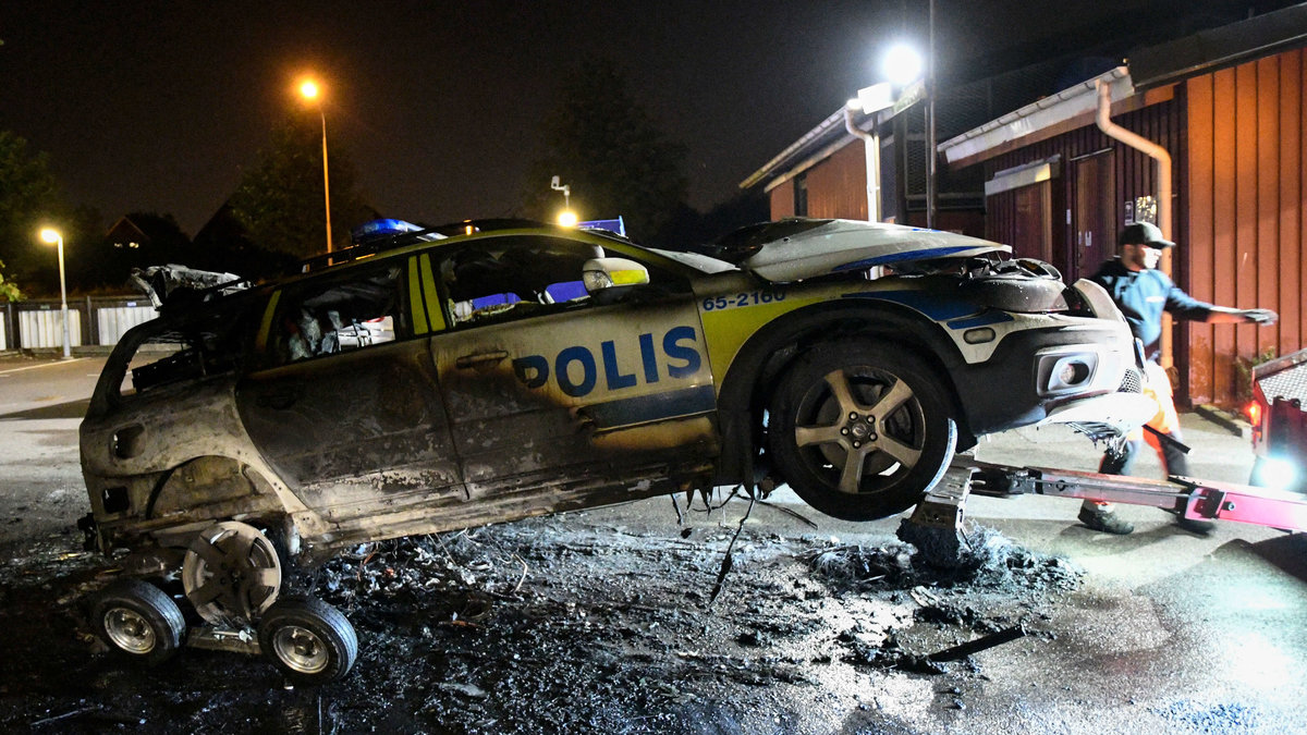 I söndagskväll tändes det eld på en polisbil i Malmö.