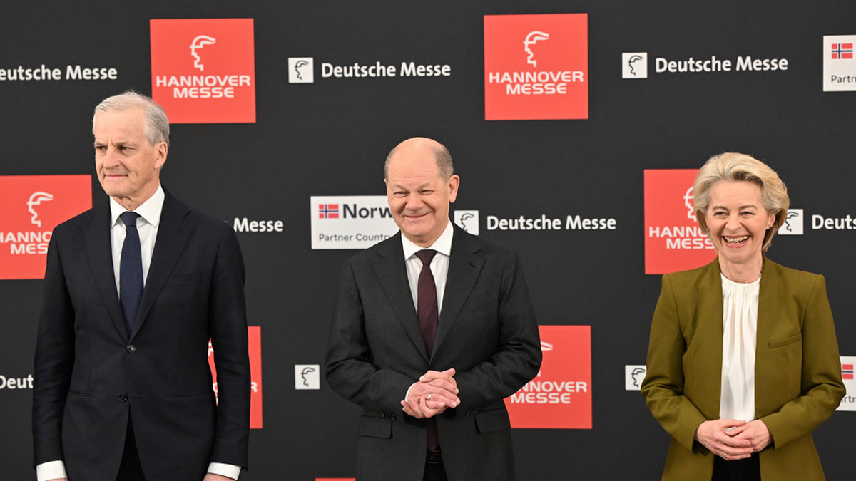 Norges statsminister Jonas Gahr Store tillsammans med Tysklands förbundskansler Olaf Scholz och EU-kommissionens ordförande Ursula von der Leyen.