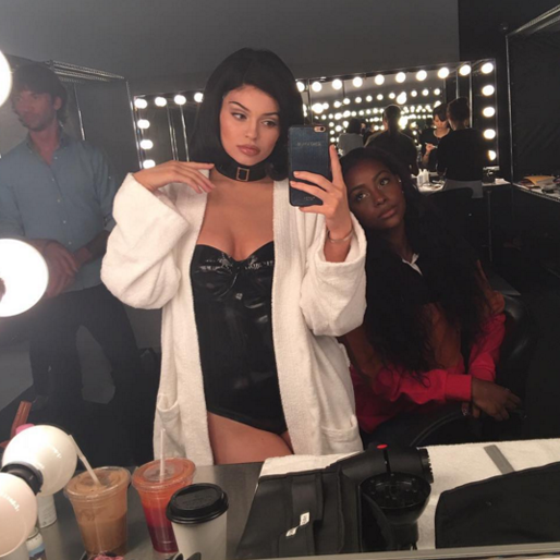 Kylie Jenner bjuder på behind the scenes-bilder från sin plåtning. Kylie Jenner bjuder på behind the scenes-bilder från sin plåtning.