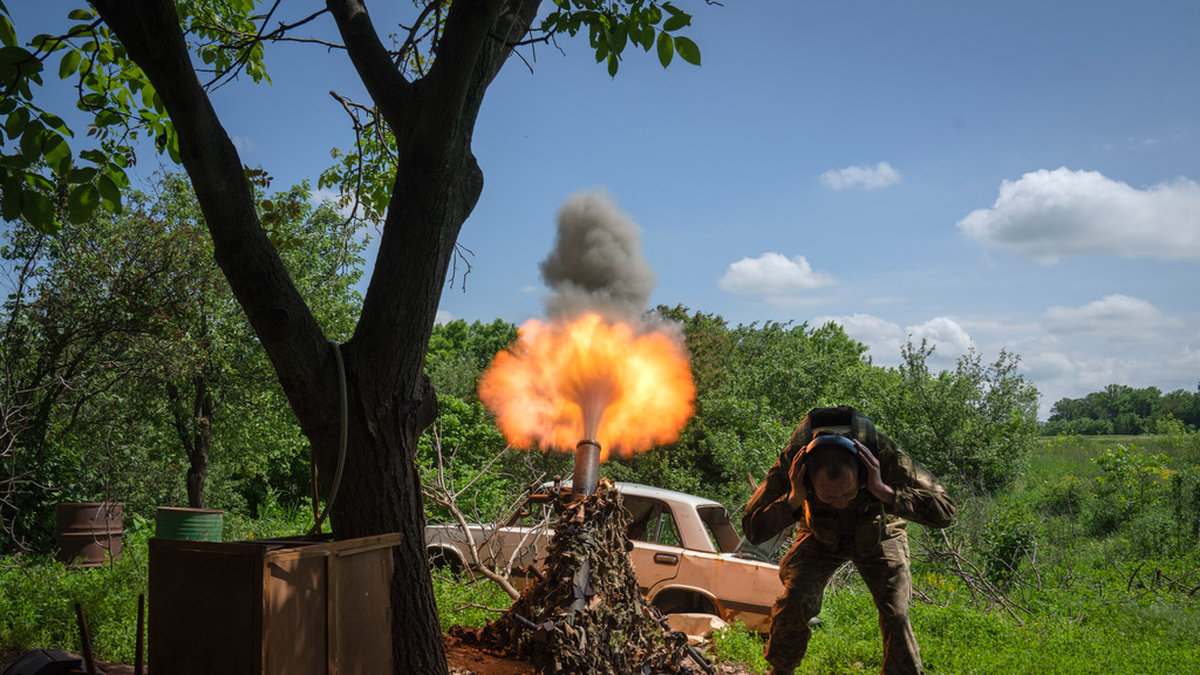 En ukrainsk soldat avfyrar artillerield utanför Bachmut. Bild från förra veckan.