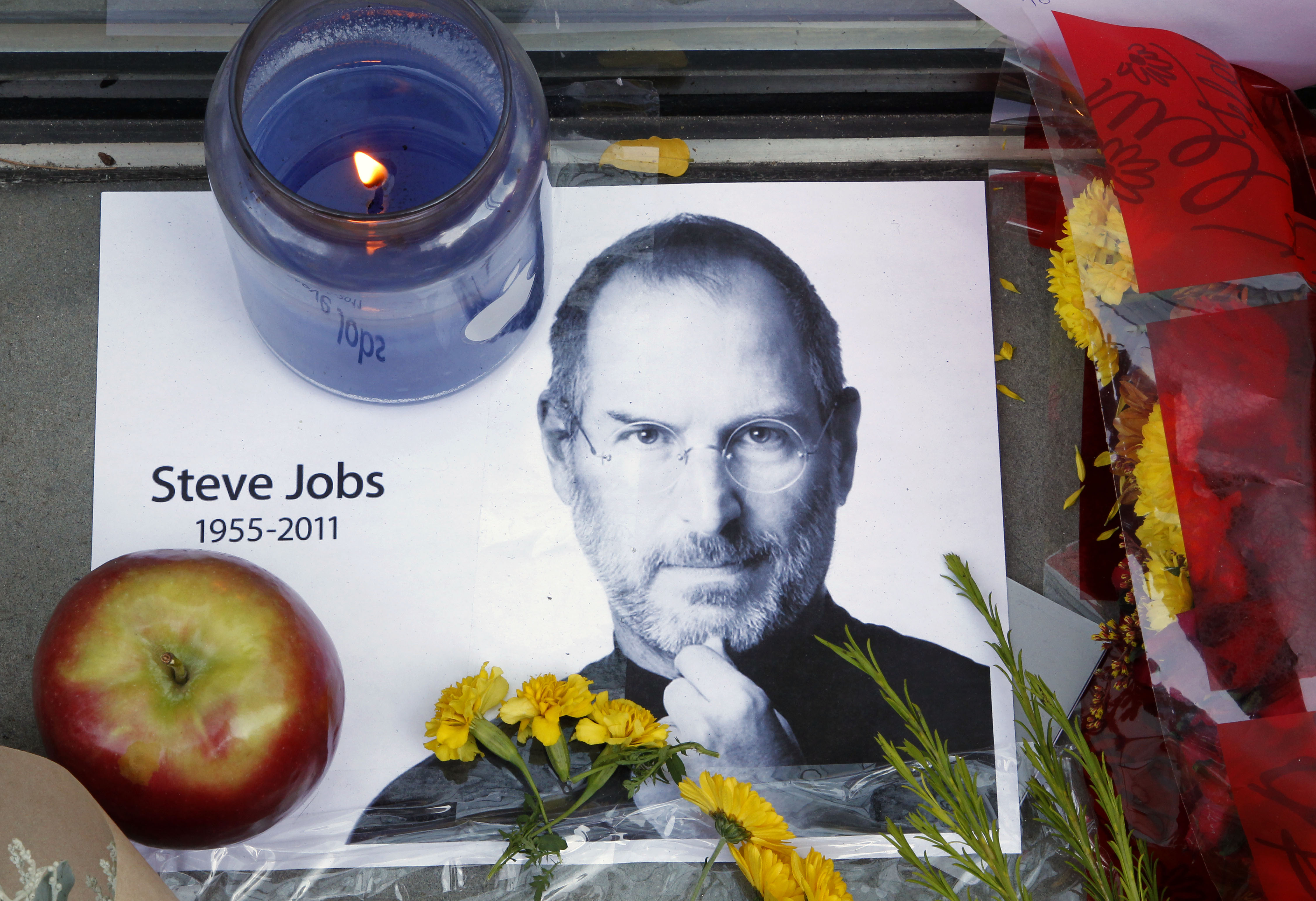 Steve Jobs hyllades världen över efter hans död.