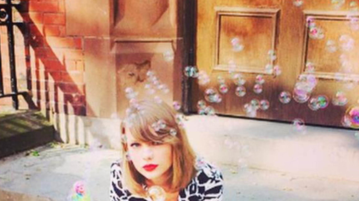 Taylor Swift blåser såpbubblor. 