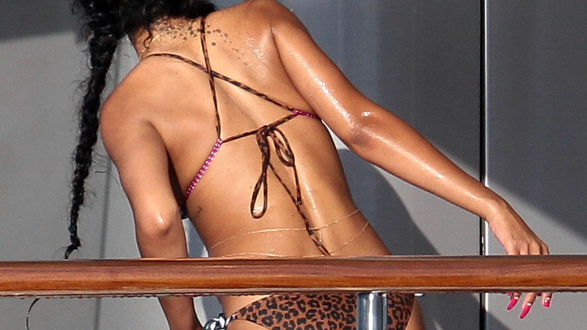Rihanna i snygga leopardtrosor på sin beachsemester. 
