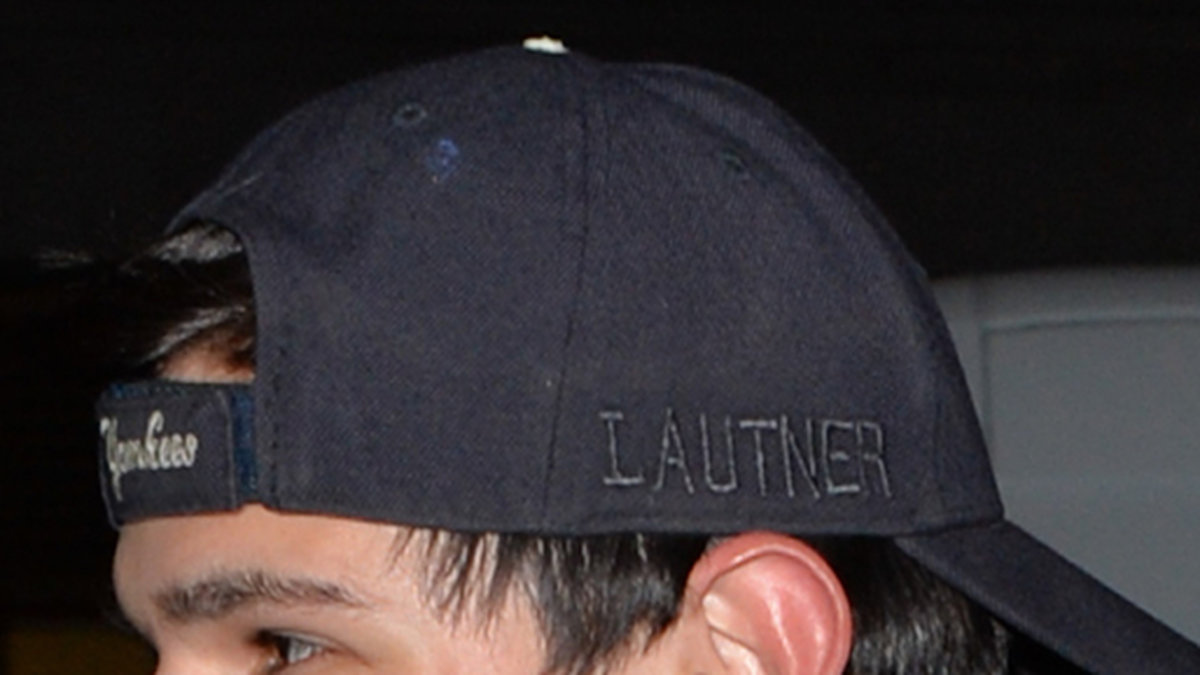 Taylor Lautner med sitt namn på kepan. 