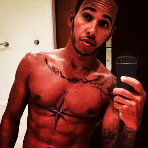 Lewis Hamilton bjuder på en selfie. Lewis Hamilton bjuder på en selfie.