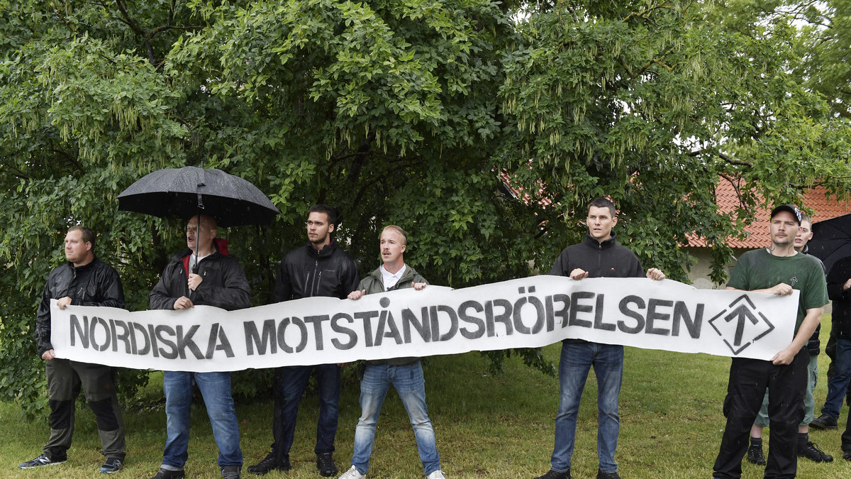 Nordiska Motståndsrörelsen demonstrerade i närheten av Miljöpartiets presstält. 