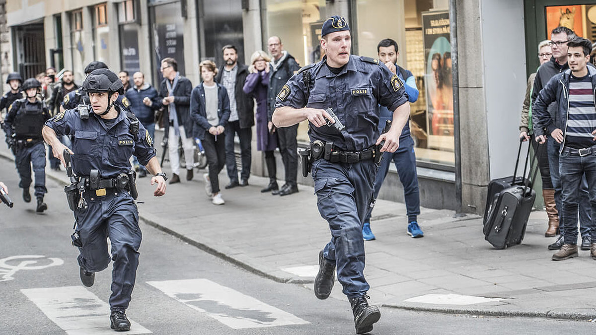 Polisen var snabbt på plats när en lastbil rusat fram på Drottninggatan och kraschat in i Åhléns. 