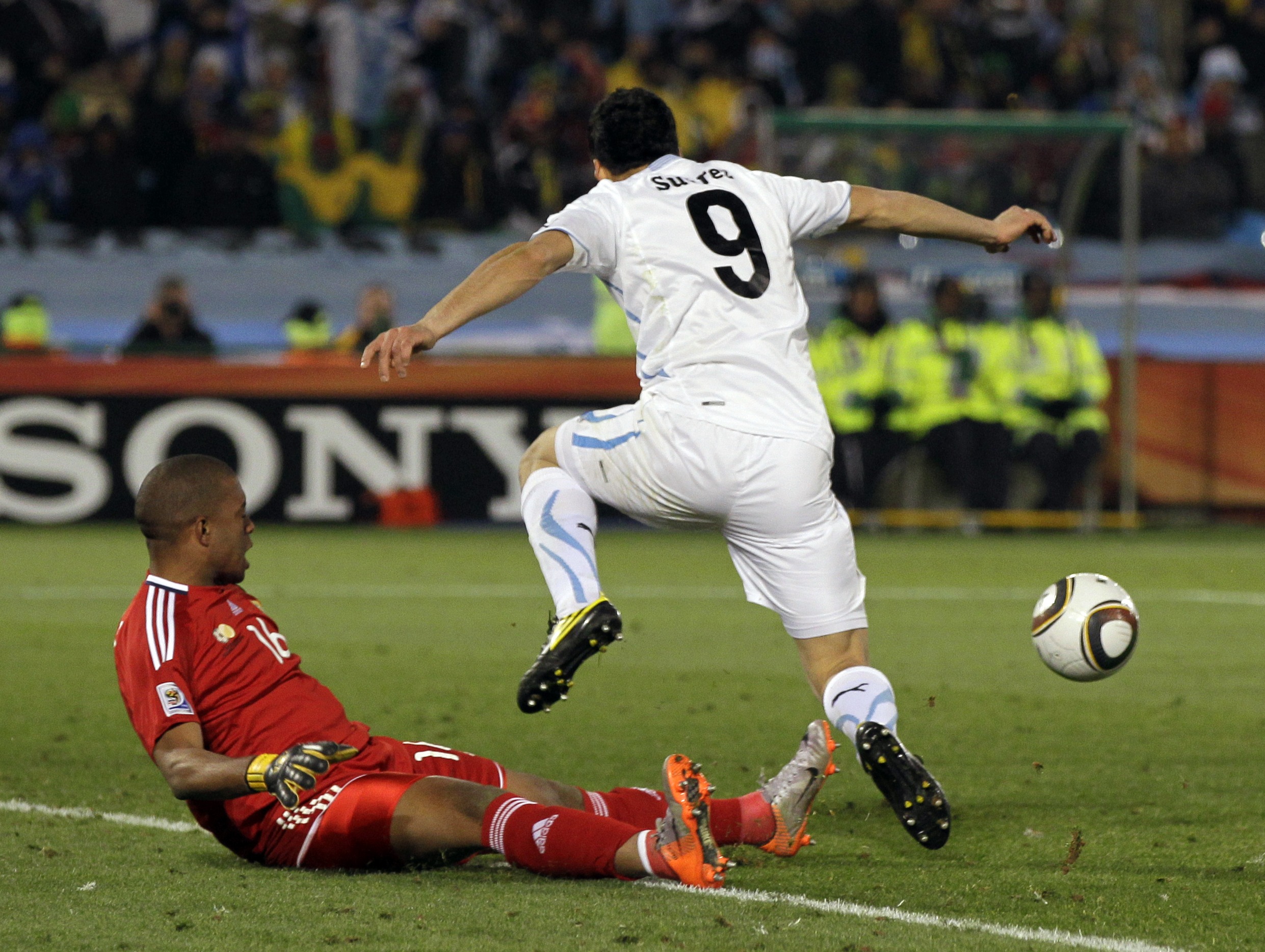 Suarez blev fälld och ordnade straff för Uruguay.