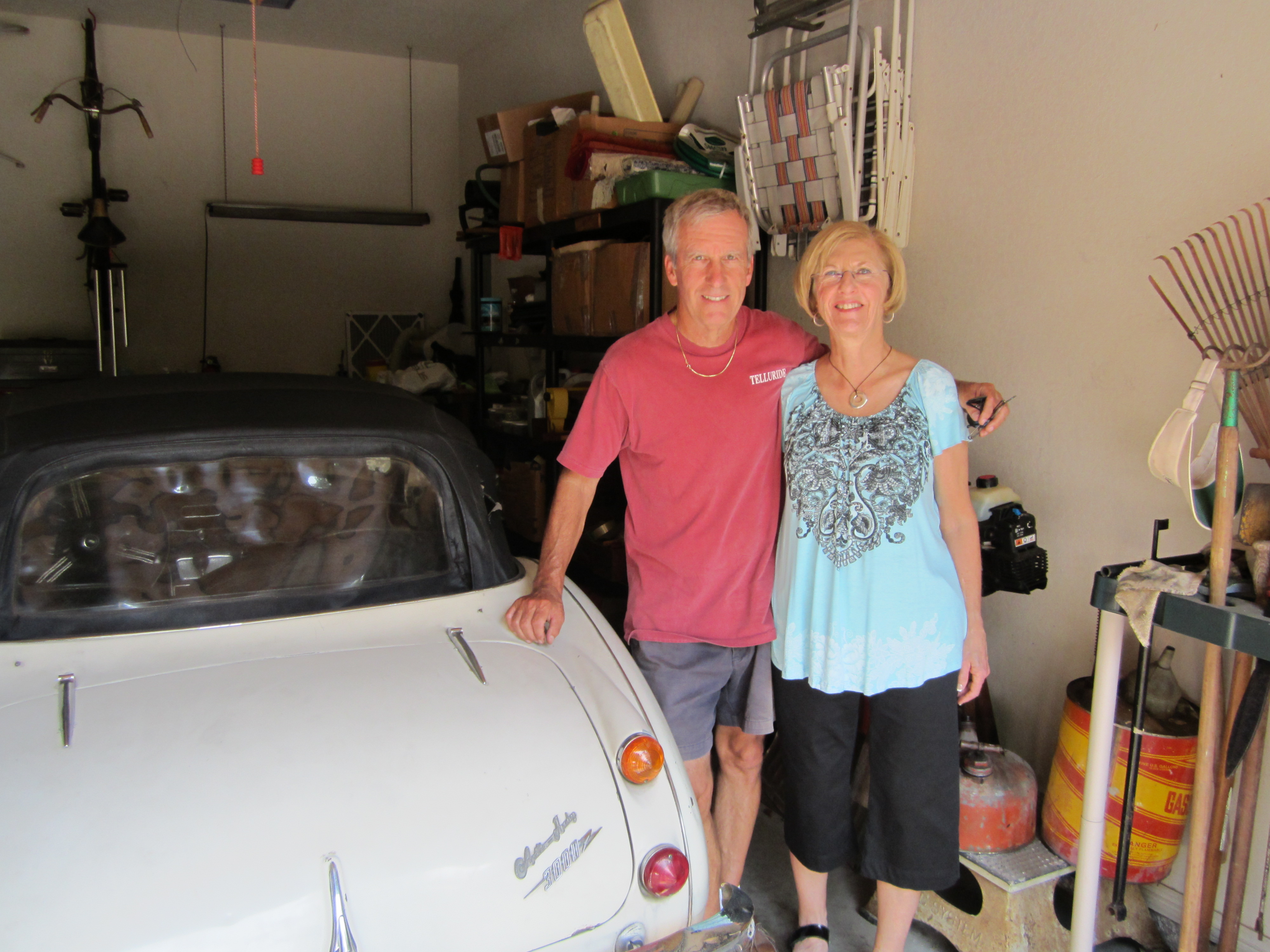 Robert Russell och hans fru hemma i Texas med sportbilen som stals från hans hem i Philadelphia 1970.
