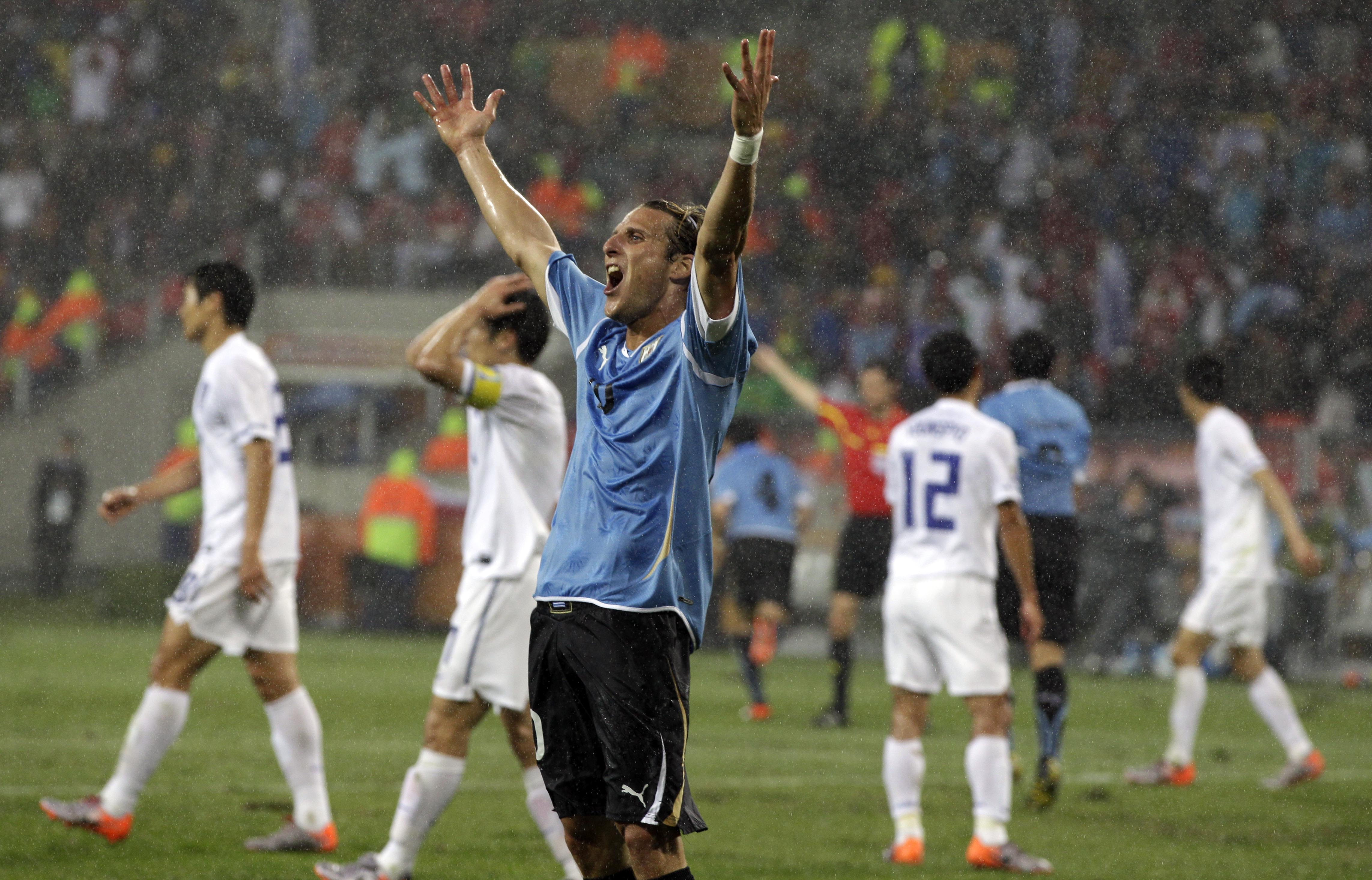 Diego Forlan vrålar ut sin glädje efter matchen.