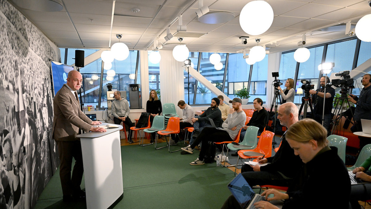 Fredrik Reinfeldt blev utfrågad av journalister när han presenterades som valberedningens huvudkandidat som ordförande i Svenska fotbollförbundet.