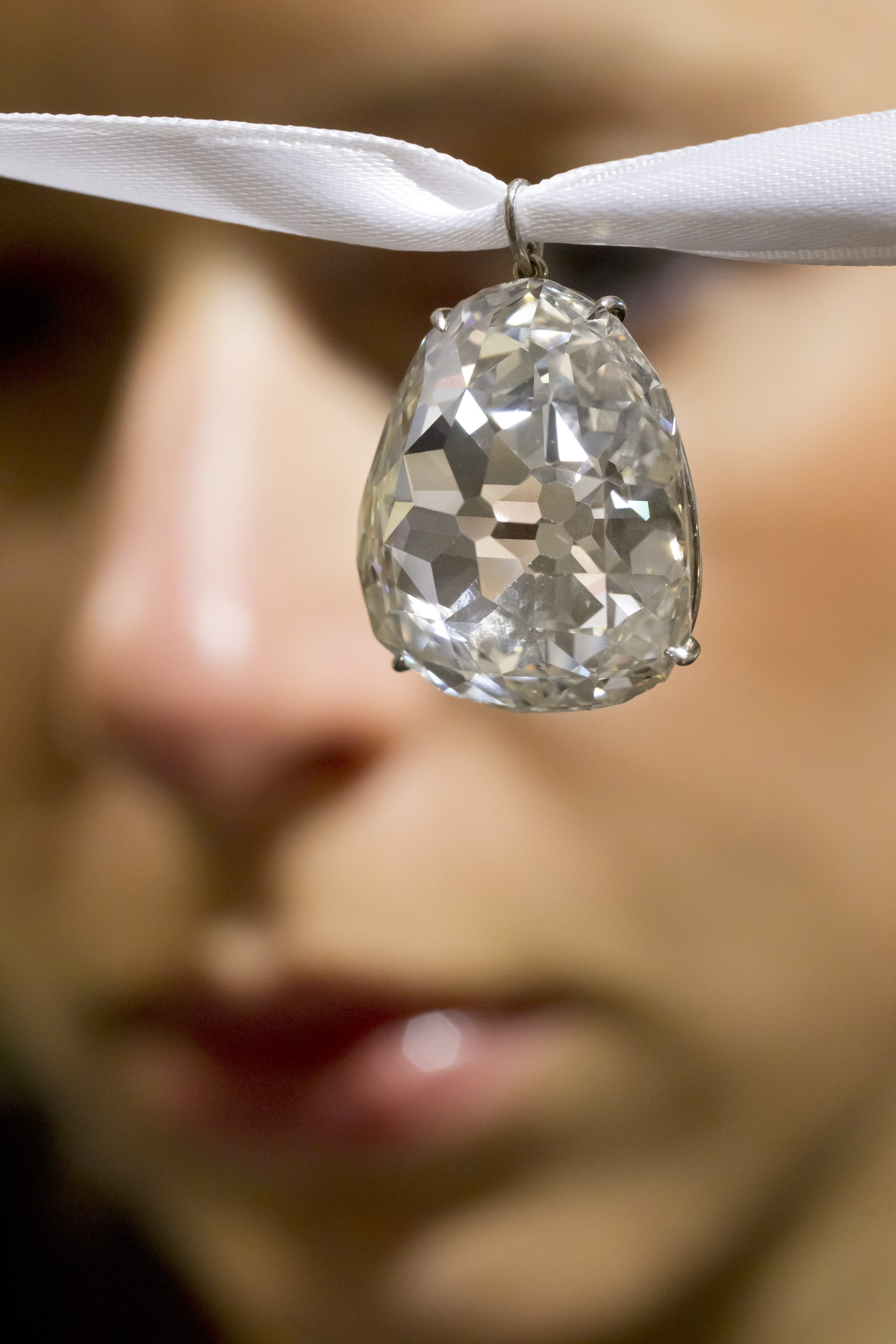 Diamanten som såldes för 66 miljoner kronor har burits av drottningen. . .