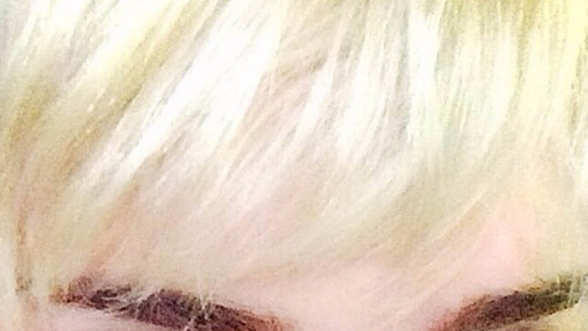Mileys senaste gadd är en ledsen katt-emoji på insidan av läppen. 