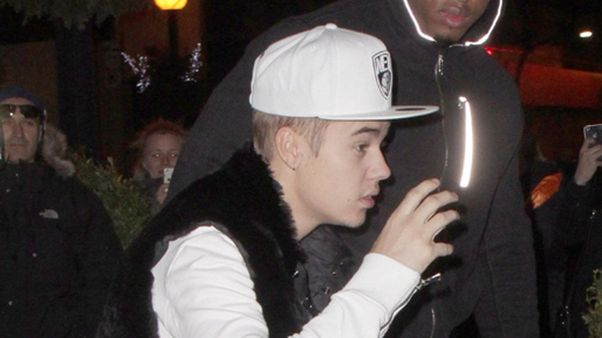 Jusitn Bieber checkar in på sitt hotell i Kanada.