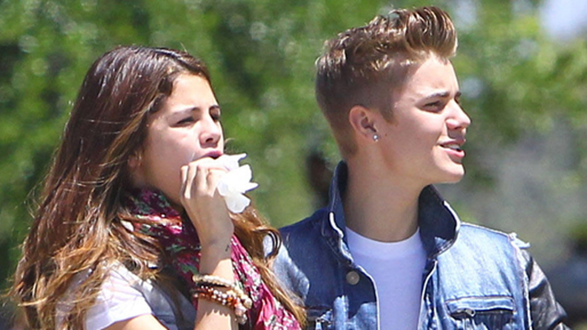 Justin Bieber och Selena Gomez körde loss på knarkbussen. 