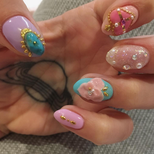 Kesha med väldigt piffiga naglar. Kesha med väldigt piffiga naglar.