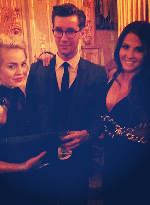På galan fick han sällskap av Angelica Blick och Molly Sanden. På galan fick han sällskap av Angelica Blick och Molly Sanden.