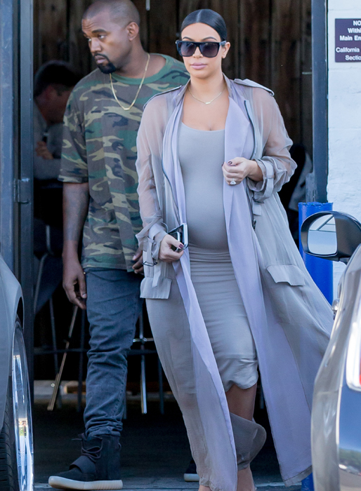 En höggravid Kim Kardashian med solstrålen Kanye West i släptåg. En höggravid Kim Kardashian med solstrålen Kanye West i släptåg.