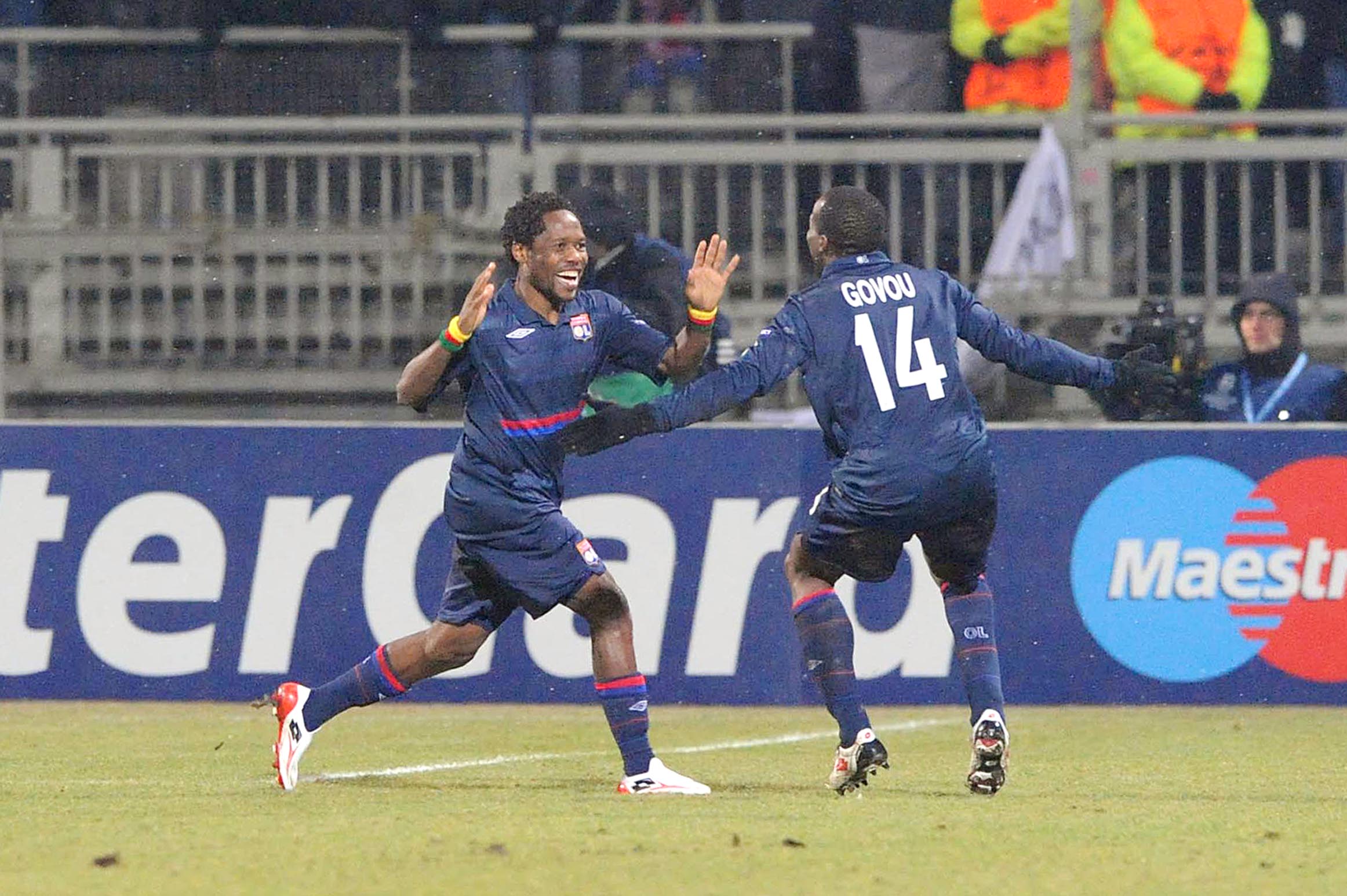 Jean Makoun blev stor hjälte för Lyon när han dundrade in 1-0.