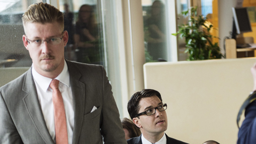 Sverigedemokraternas Linus Bylund (till v&auml;nster) st&ouml;djer Westerbergs beslut. 