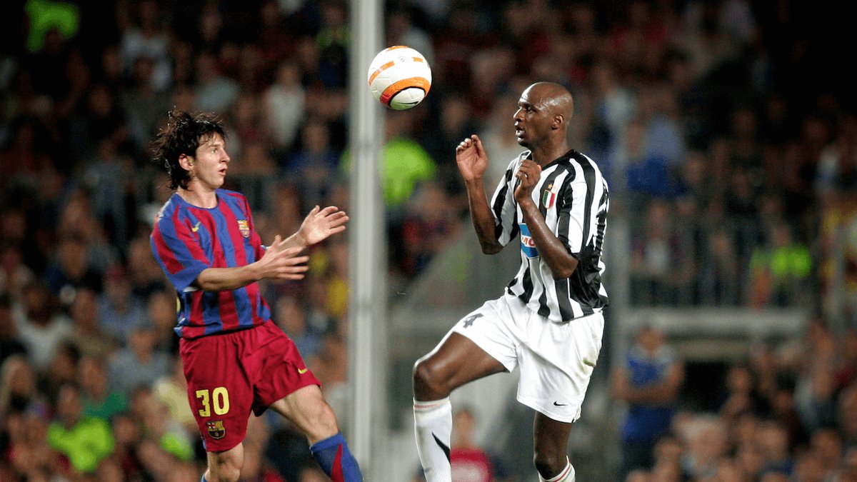 Messi i en duell med Juventus Patrick Viera. 