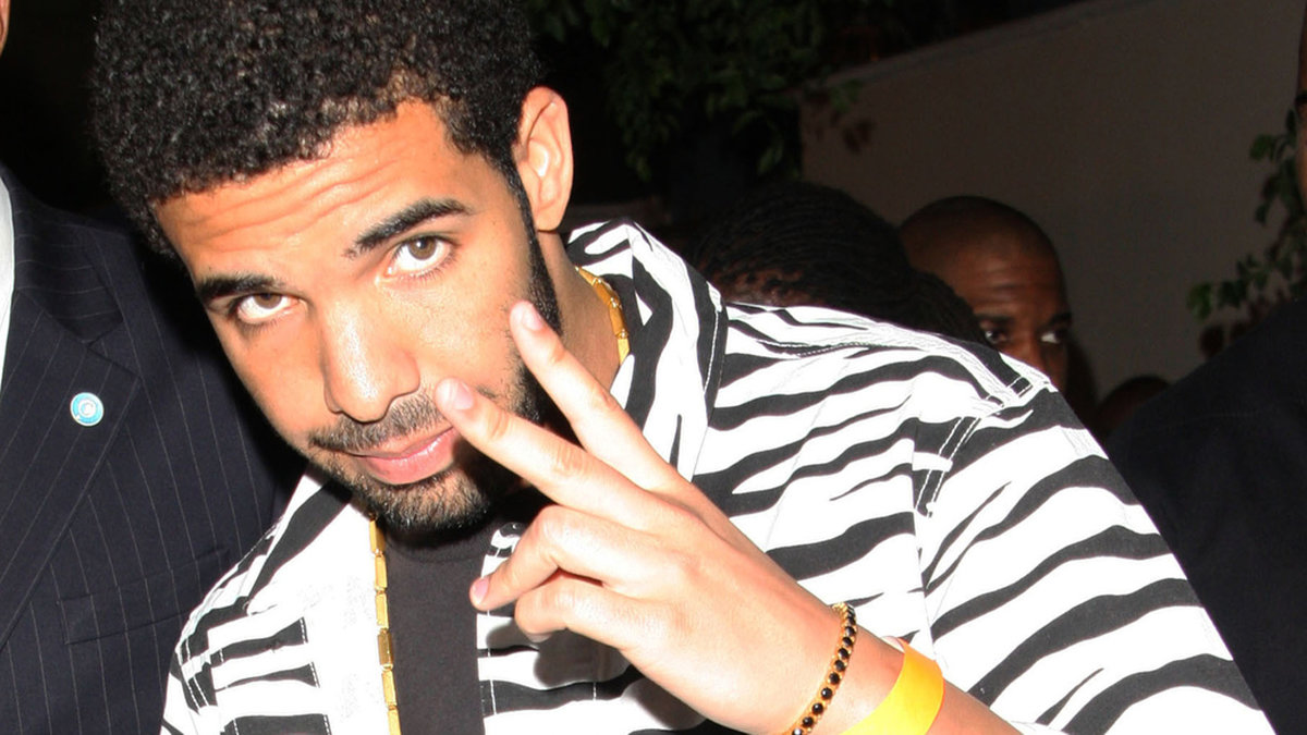 Hiphopstjärnan Drake var nyligen på strippklubb. Med sig till klubben hade han kartonger fyllda med dollarsedlar – 300 000 kronor närmare bestämt. Pengarna kastades sedan ut på dansgolvet 