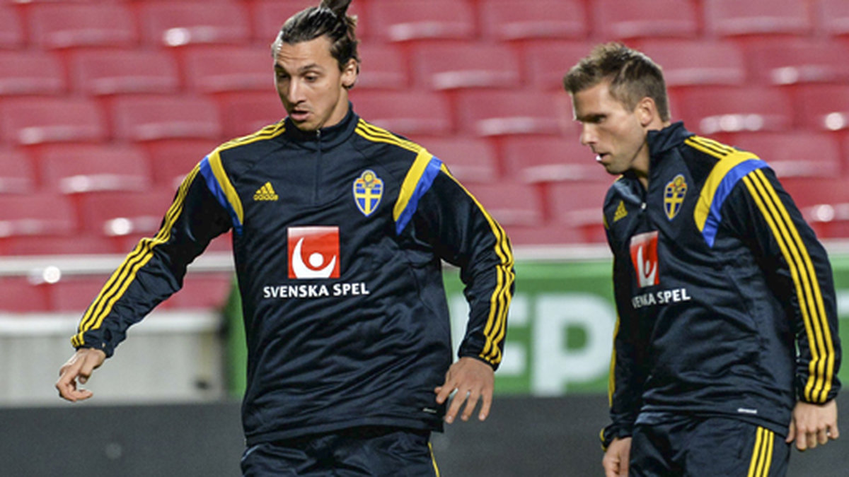 Zlatan Ibrahimovic och Anders Svensson under svenska fotbollslandslagets träning i Lissabon år 2013.