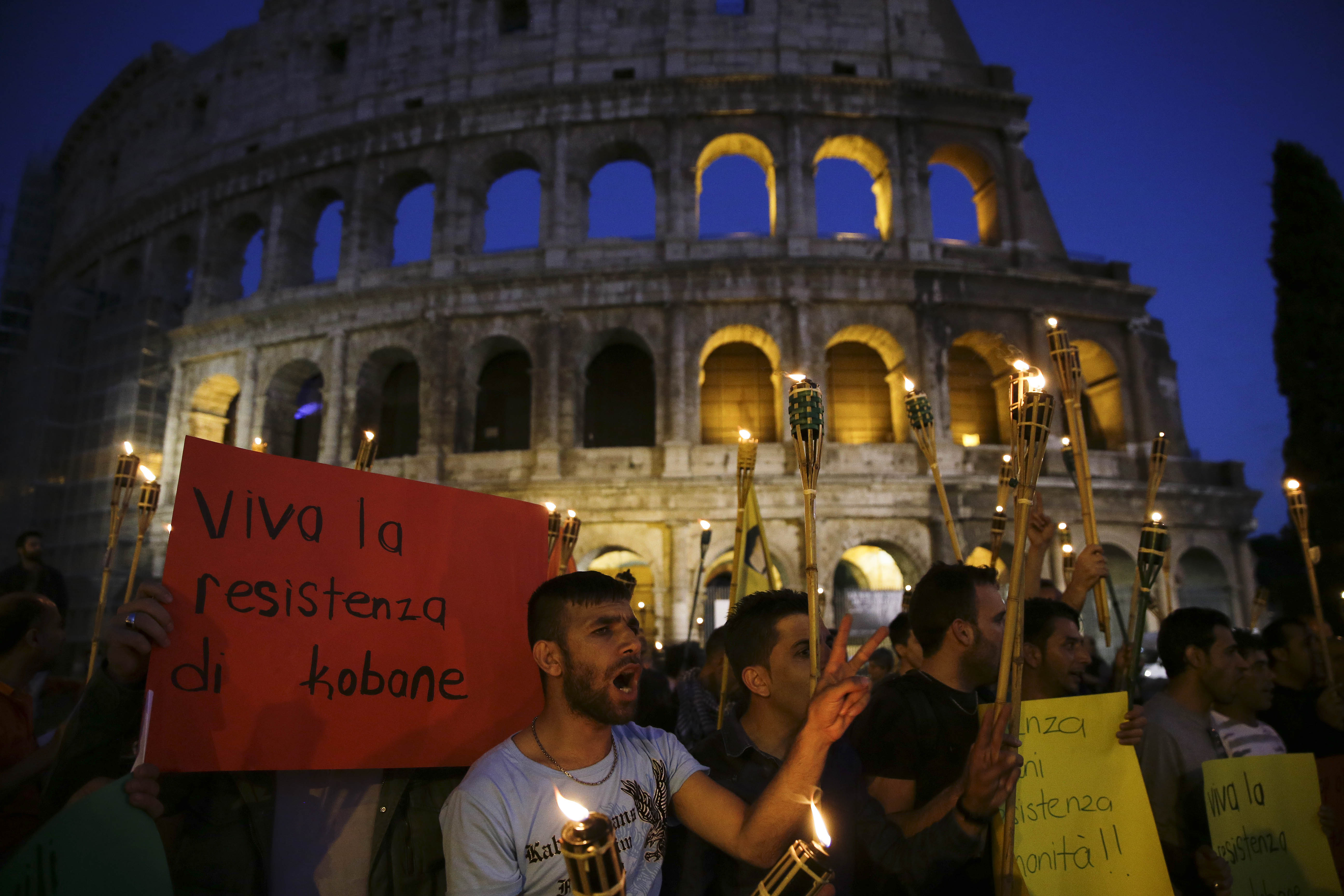 I Italien visar demonstranter solidaritet med krigets offer i Kobane. I Italien visar demonstranter solidaritet med krigets offer i Kobane.