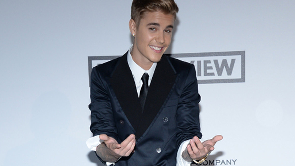 Justin Bieber i en dubbelknäppt kostym från Dolce & Gabbana.