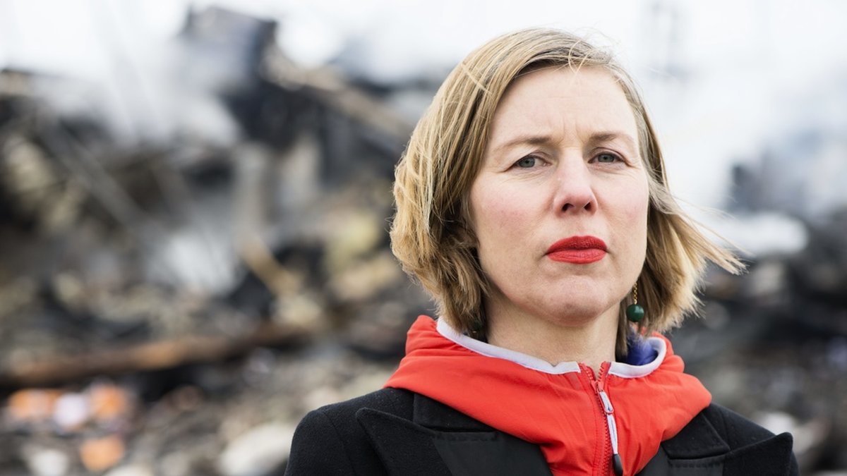 Museichefen Nina Beckmann framför ruinerna av Grafikens hus som brann ner 2014. Arkivbild.