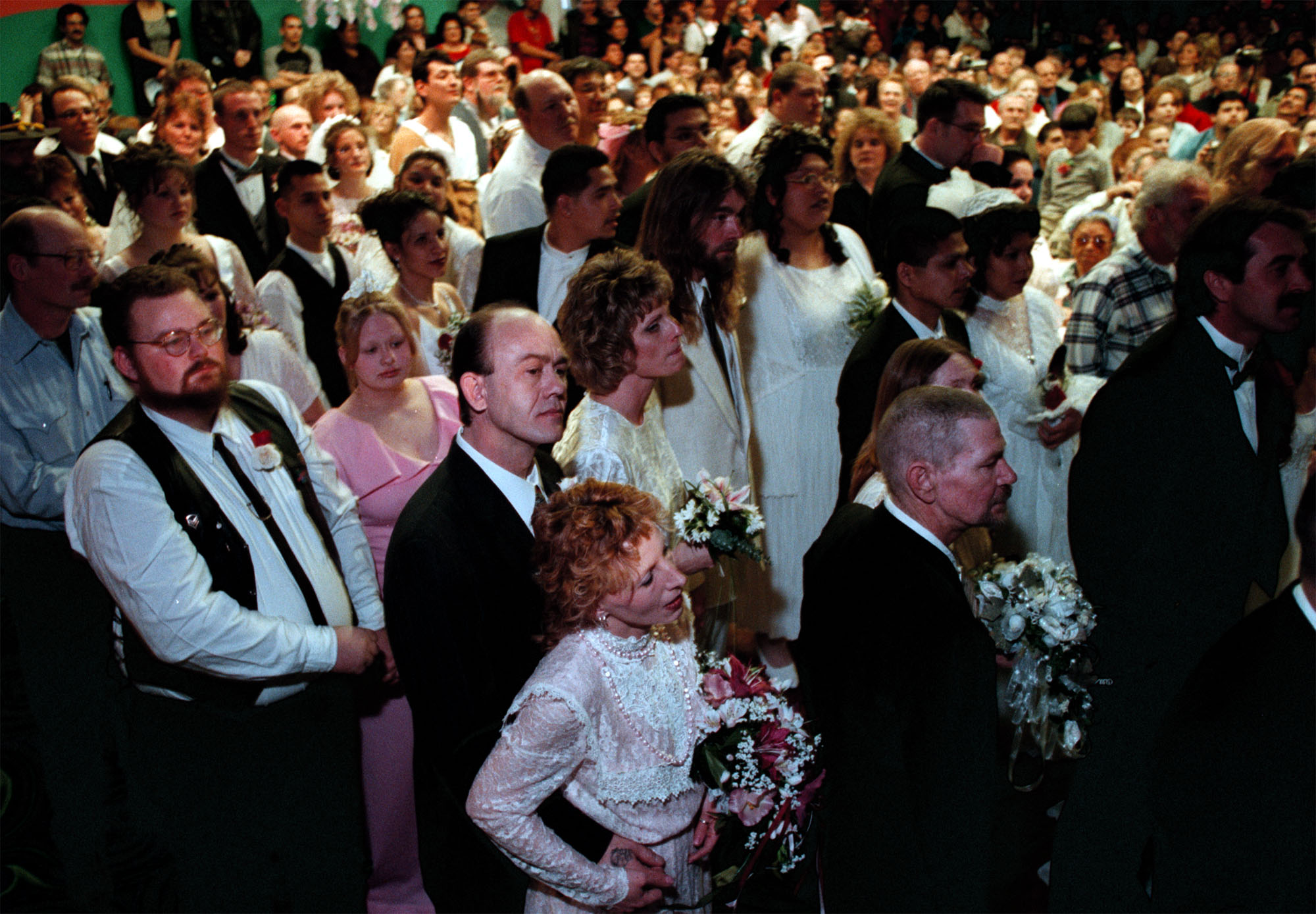 Sextiosju par samlades på ett kasino för att gifta sig på skottdagen år 2000