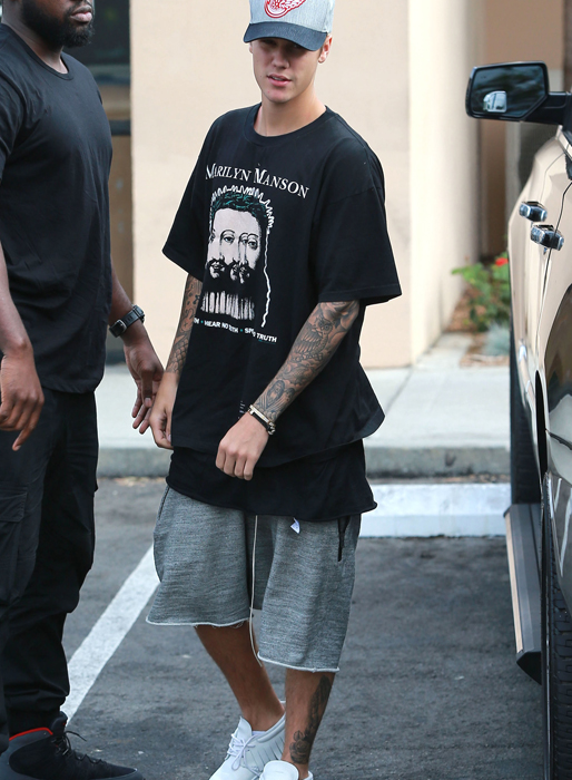 Hur kan Justin vara så perfekt. Hur kan Justin vara så perfekt.