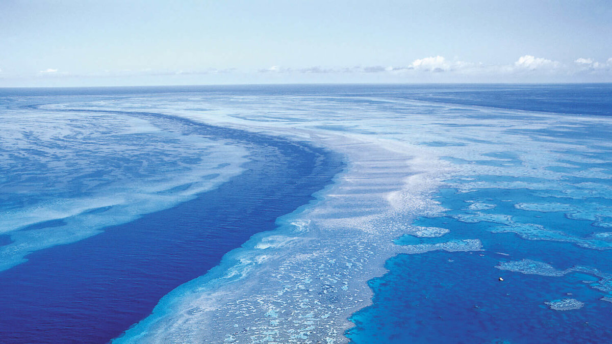 2. Stora barriärrevet vid Australiens östlust består av 2 900 rev, 900 öar och sträcker sig omkring 2 600 kilometer längs kusten. Det är byggt av miljarder små organismer och togs med på listan över världsarv 1981. Revet är populärt bland dykare men hotas sorgligt nog av föroreningar och sämre vattenkvalitet. 
