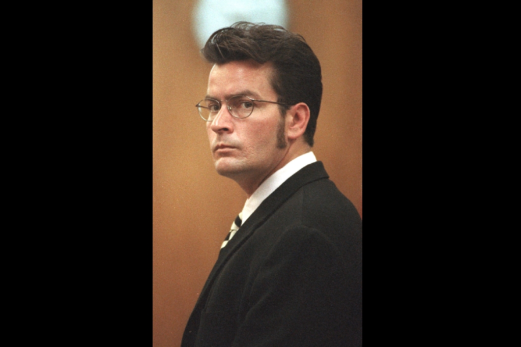 1998. Sheen i rätten där han blir utskriven från re-hab.