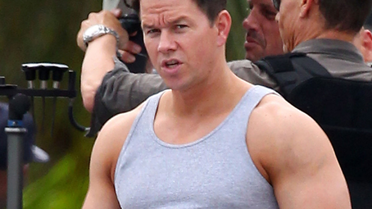Mark Wahlberg flashar sina starka armar under inspelningen av "Pain & Gain".