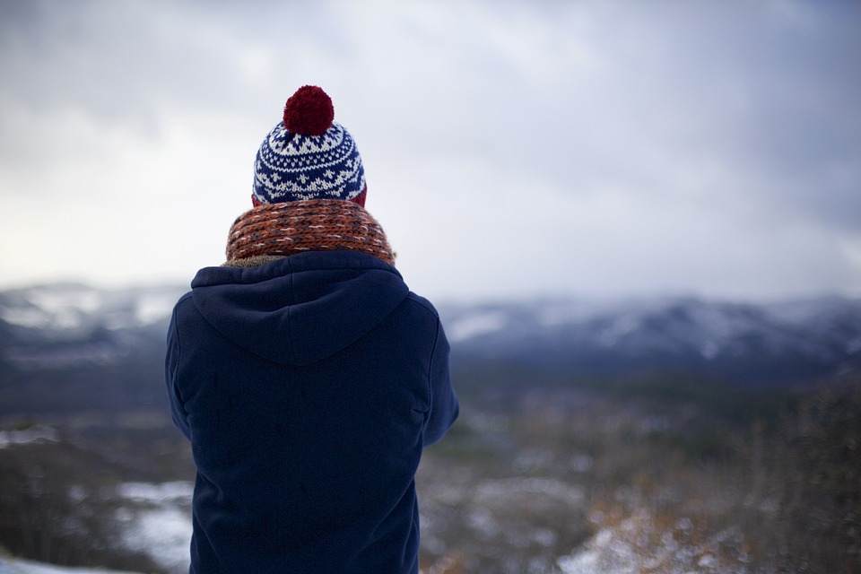 Kille kollar ut från berget på vintern Kille kollar ut från berget på vintern