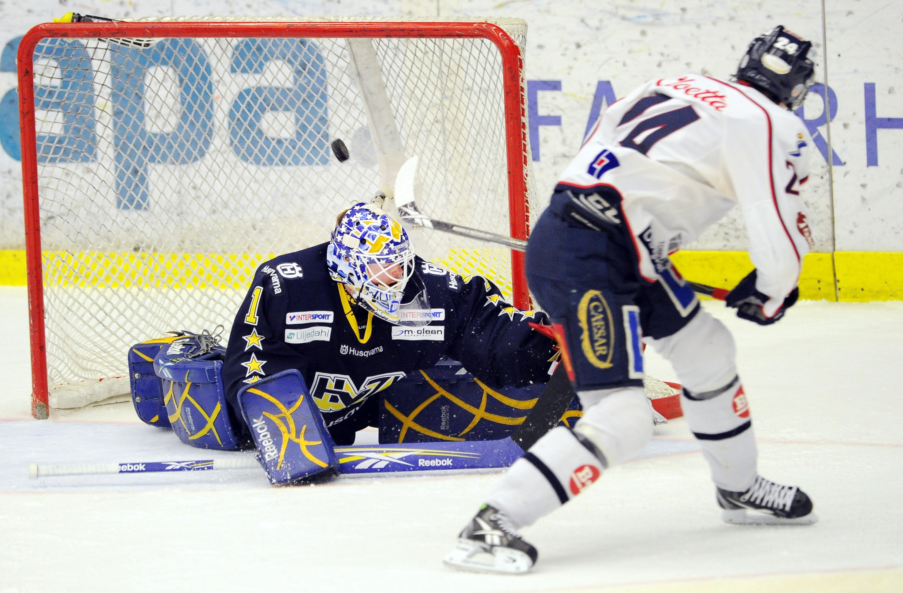LHC kämpade förgäves. I mittenperioden hade de ett långt tryck i HV71-zonen men matchen slutade ändock 4-3. LHC kämpade förgäves. I mittenperioden hade de ett långt tryck i HV71-zonen men matchen slutade ändock 4-3.