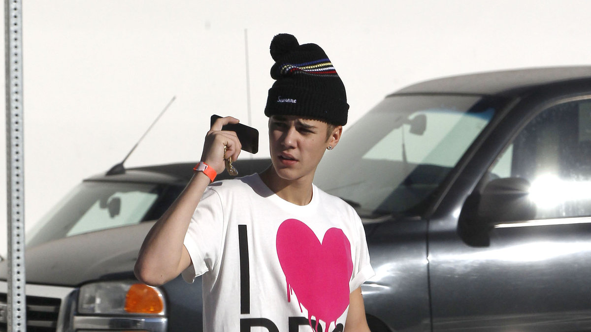 Justin Biebers flickvän Selena Gomez fick sitt konto hackat. Hackaren skrev att ''Justin Bieber sög'' på hennes wall. 