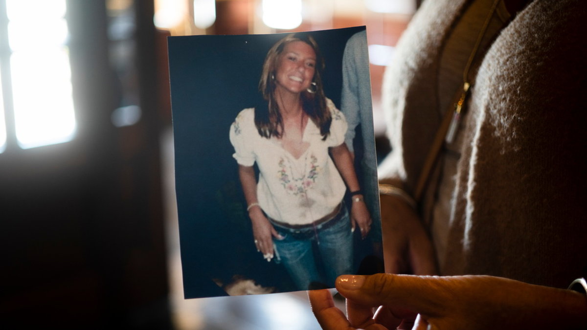 Leslie Holt håller upp ett foto av sin dotter som plötsligt dog av en överdos fentanyl.