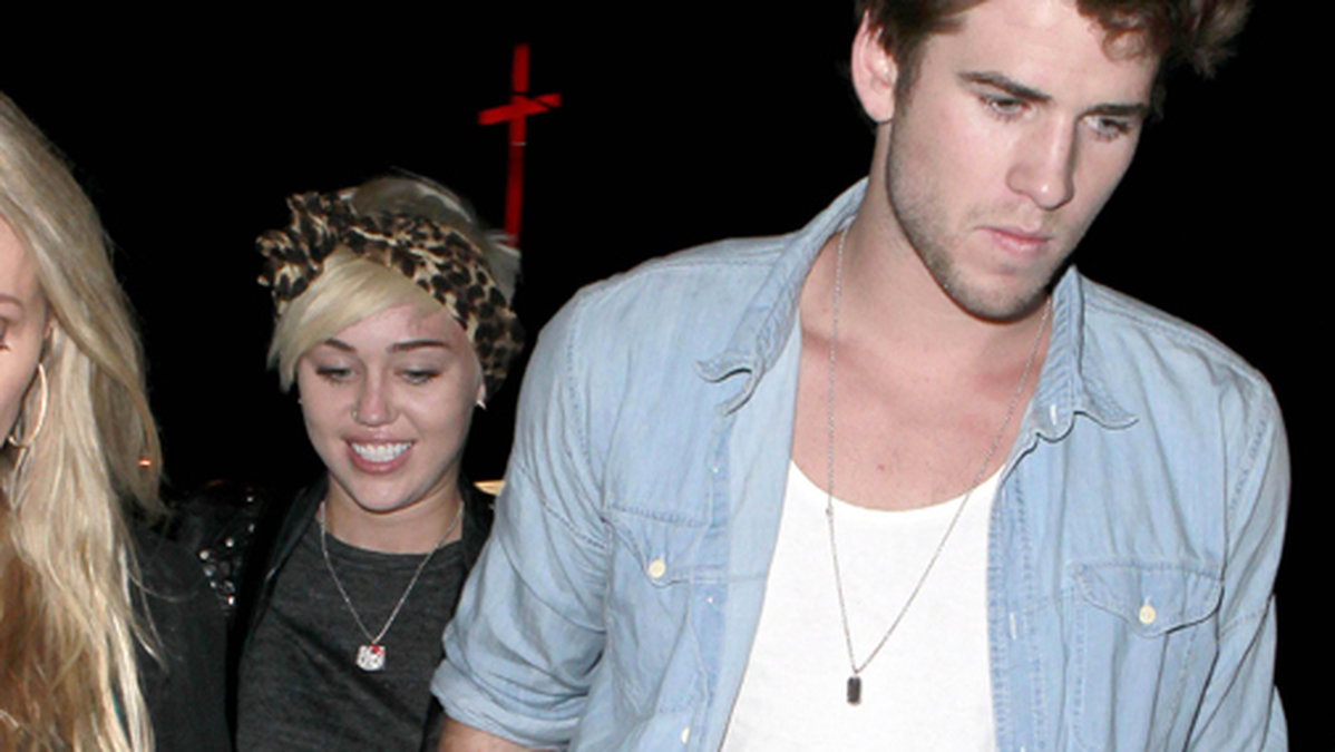 Men Miley var glad ändå. Vem behöver kläder när man är tillsammans med Liam Hemsworth?
