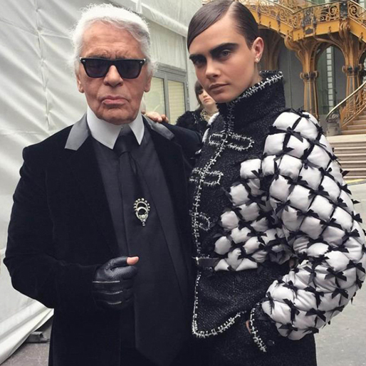 Cara posar med Karl Lagerfeld. Cara posar med Karl Lagerfeld.