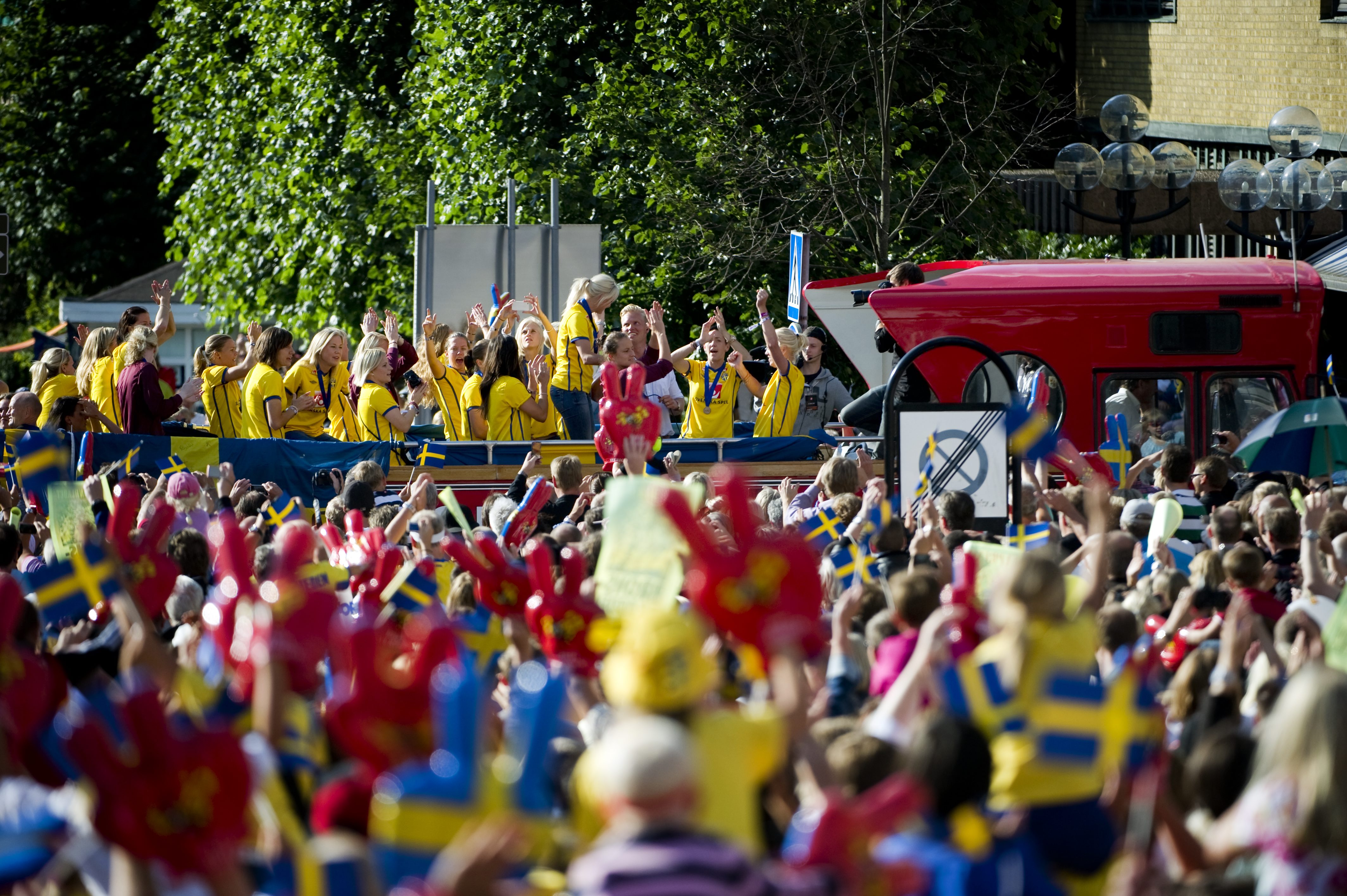 Här möter det svenska folket landslaget på Götaplatsen.