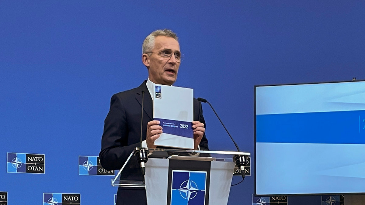 Generalsekreterare Jens Stoltenberg presenterar Natos årsrapport för 2022 på Natohögkvarteret i Bryssel.