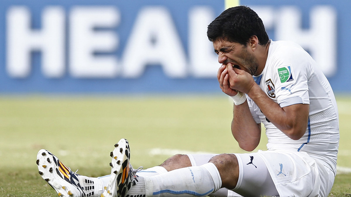Luiz Suárez fick ont i tänderna och bad om ursäkt. 