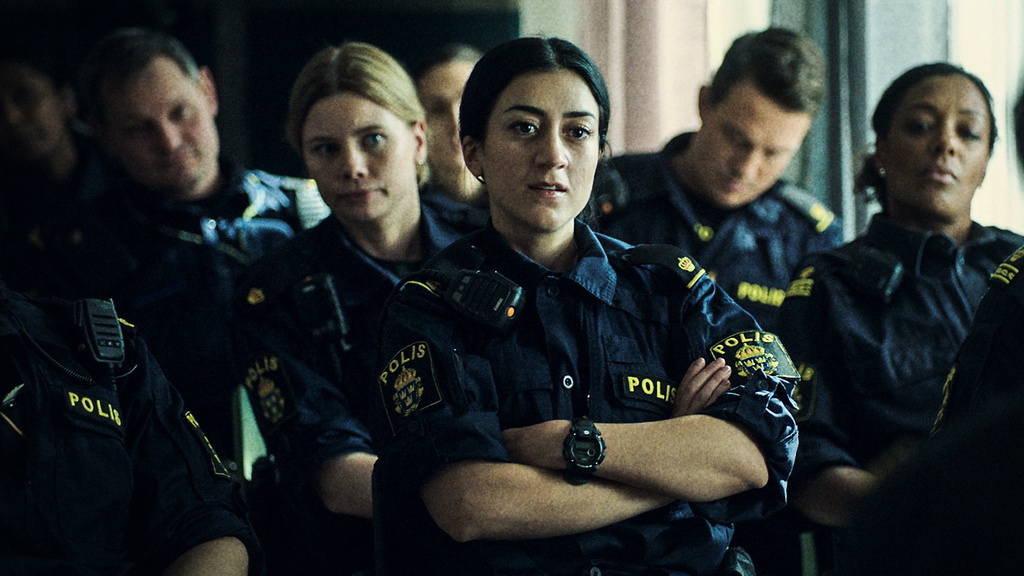 Gizem Erdogan som polisen Leah i SVT-dramat 'Tunna blå linjen'. Pressbild.