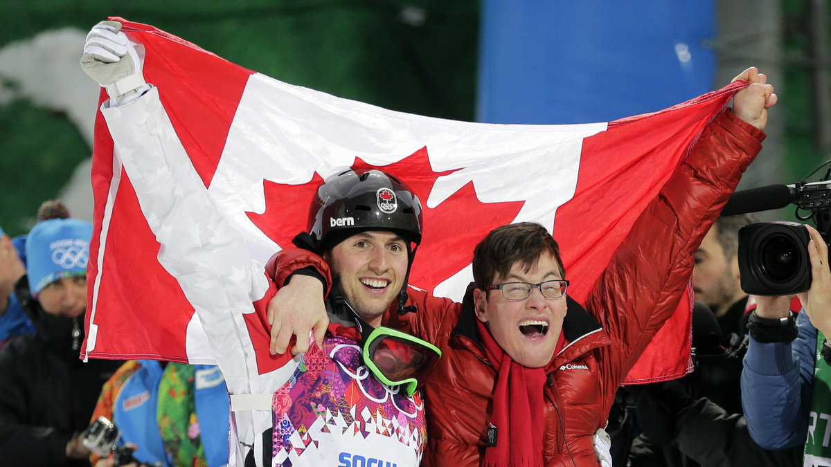 Kanadensaren Alex Bilodeau firar sitt OS-guld i puckelpist tillsammans med brodern Frederic.