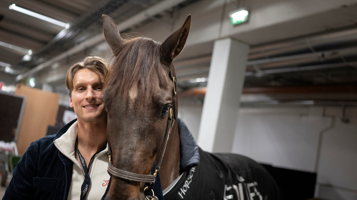 Carl Hedin med sin häst Van der Veen, ofta kallad Ville, i stallet vid Scandinavium. Världscuptävlingen i dressyr inleds på fredagen.