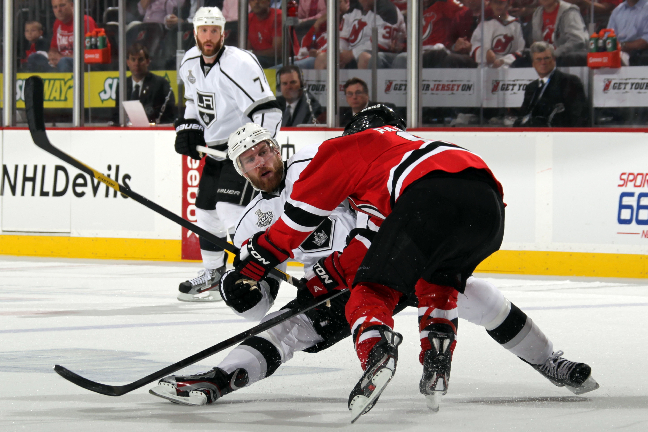 Jeff Carter blir stoppad av Zach Parise. Jeff Carter blir stoppad av Zach Parise.