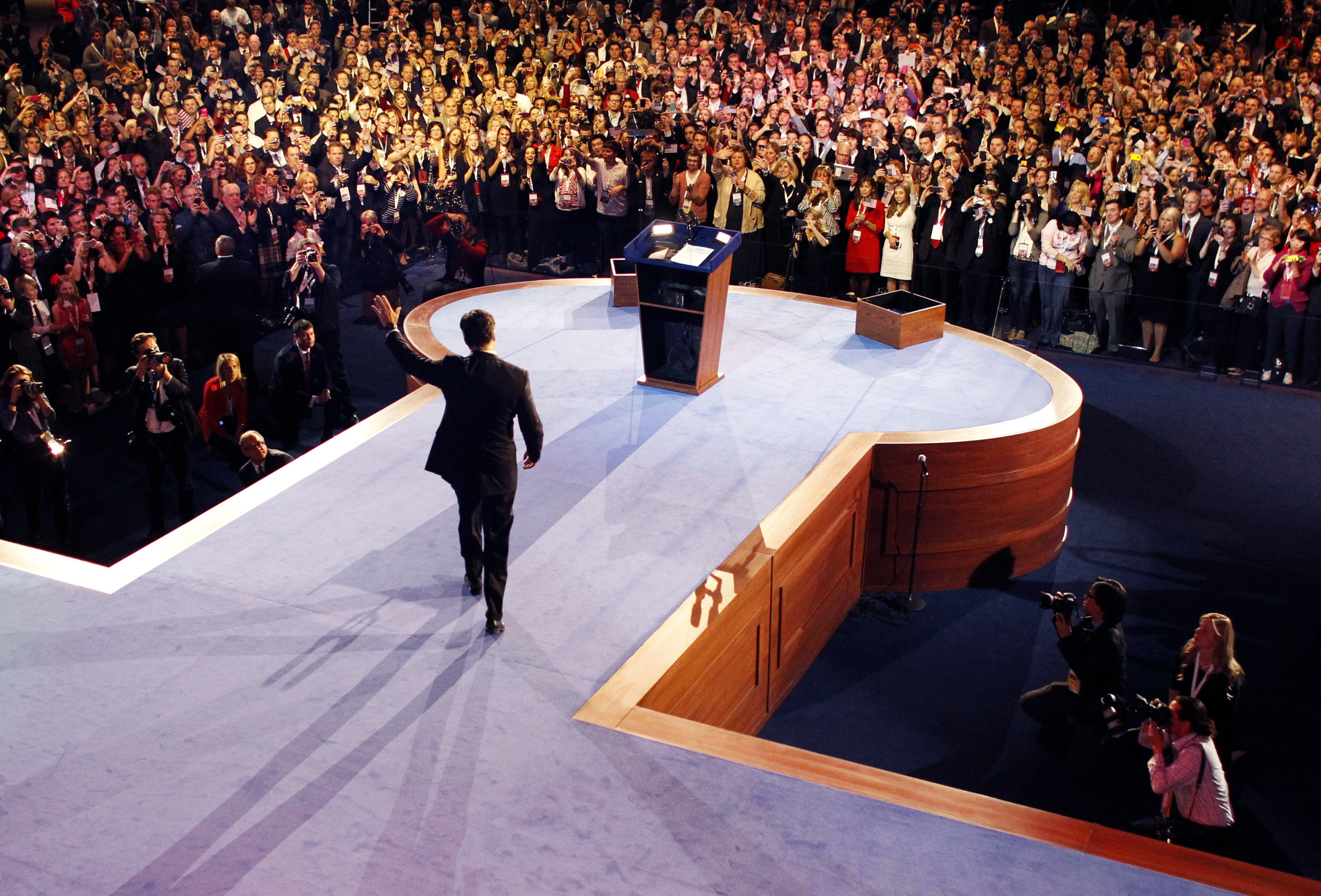 Romney höll tal och gratulerade president Obama. Romney höll tal och gratulerade president Obama.