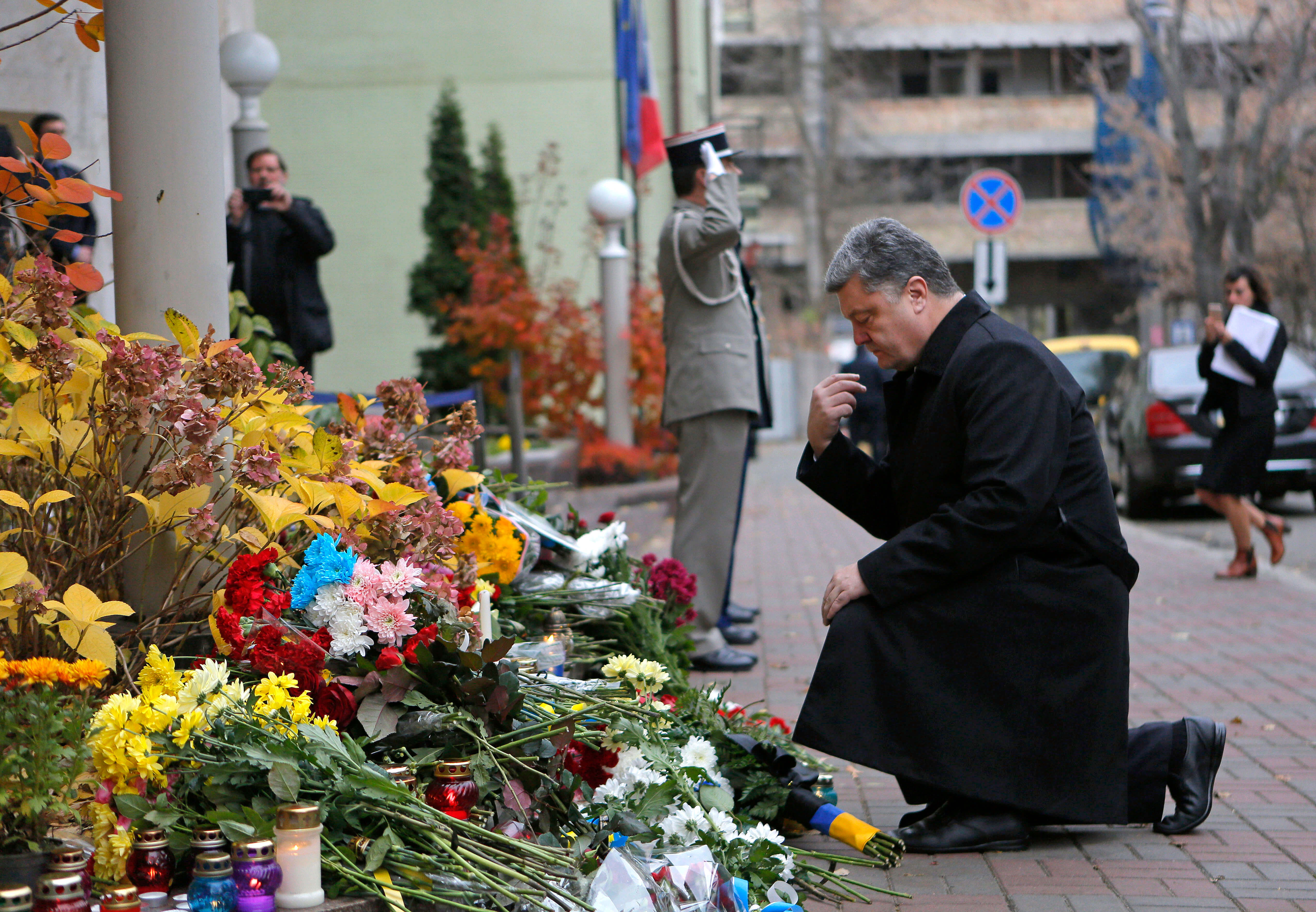 Ukrainska presidenten utanför franska ambassaden i Kiev Ukrainska presidenten utanför franska ambassaden i Kiev